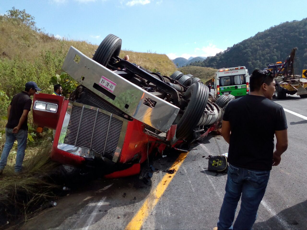 Mueren 6 personas en choque de 2 tráileres en la autopista Veracruz-México