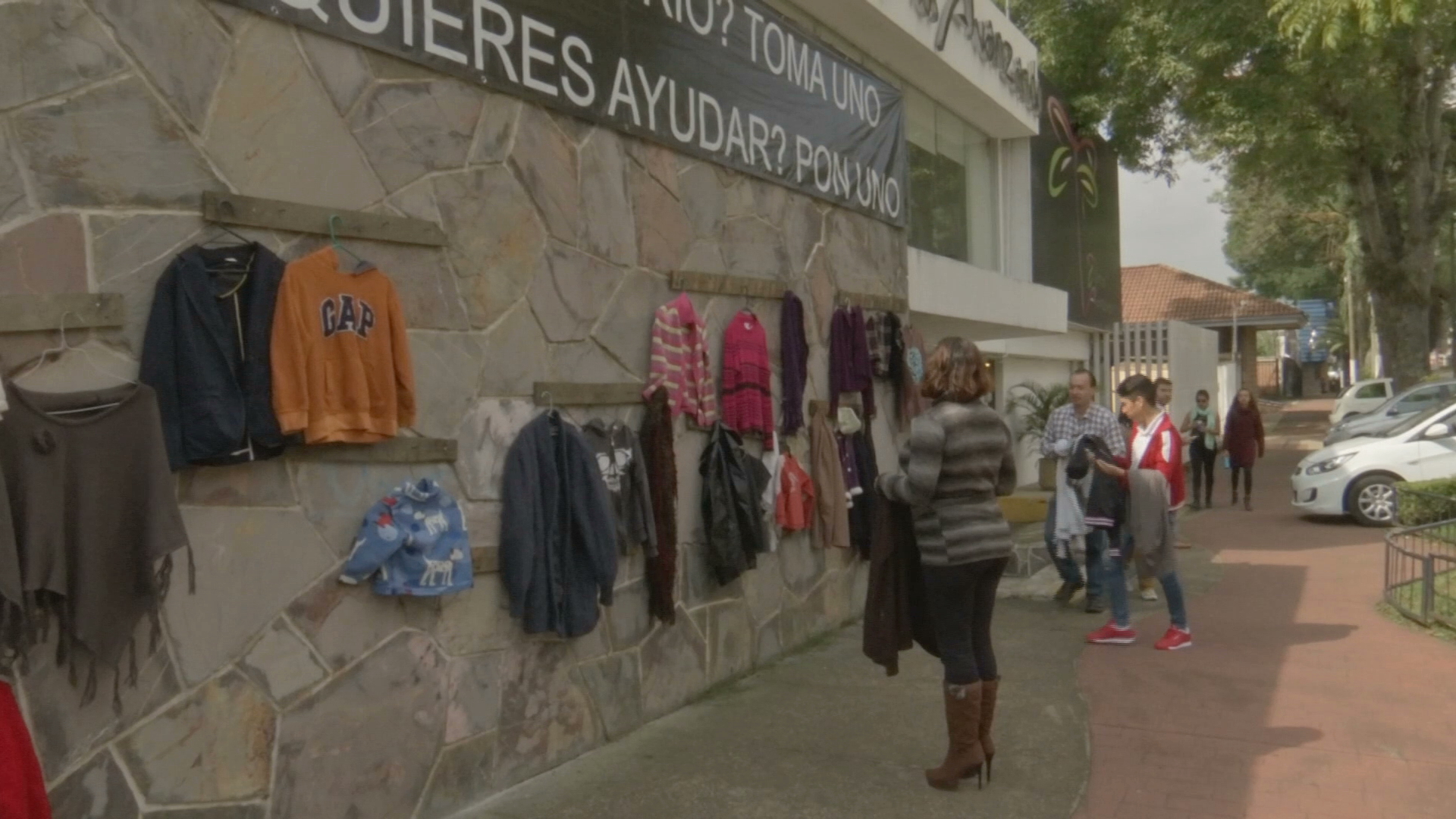 ¿Tienes frío? Toma uno. ¿Quieres ayudar? Pon uno, campaña que dará abrigo a más de mil personas en Xalapa