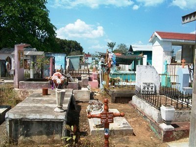 Deudos se quejan del mal servicio que se brinda en el panteón municipal de Martínez de la Torre