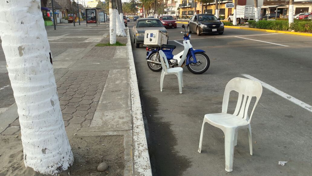 Papeleros cobran para estacionarse en bulevar Ávila Camacho en Veracruz