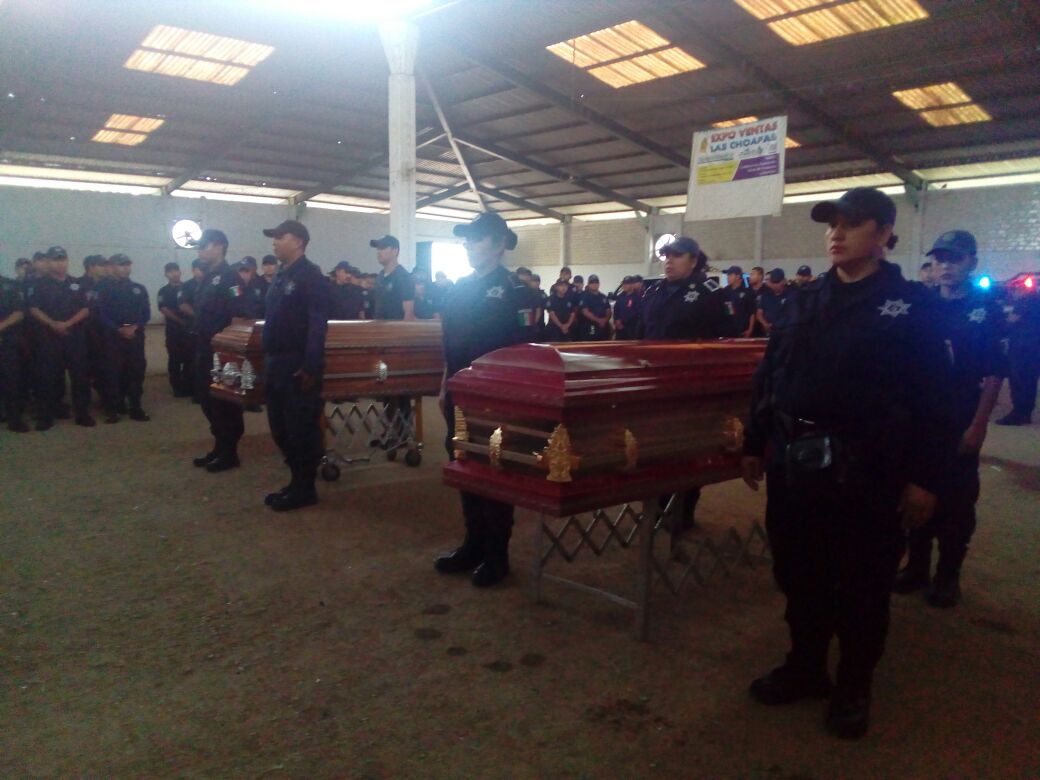 Rinden homenaje a policías ejecutados el sábado en Coatzacoalcos