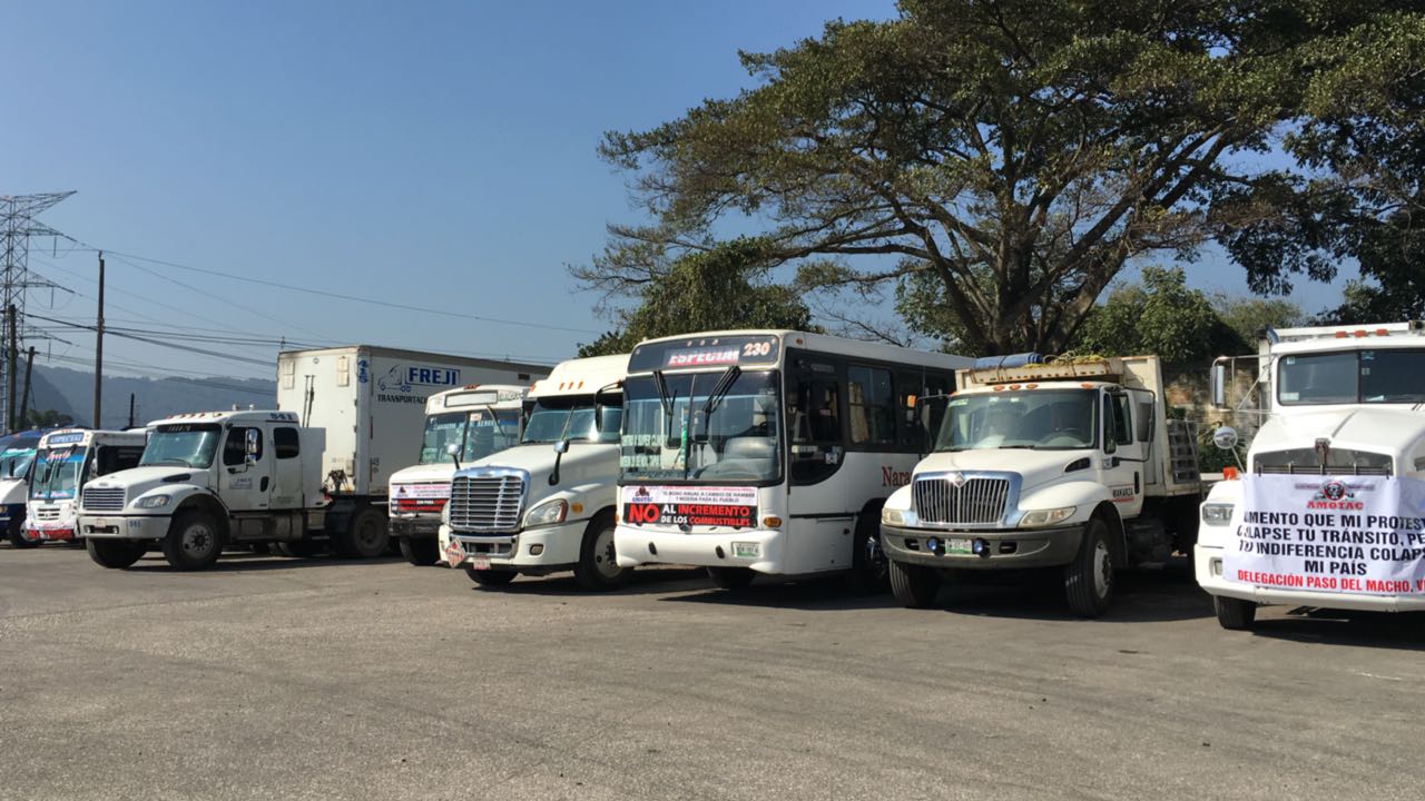 Unidades de transporte público se alista para realizar una marcha sobre la autopista Veracruz – México