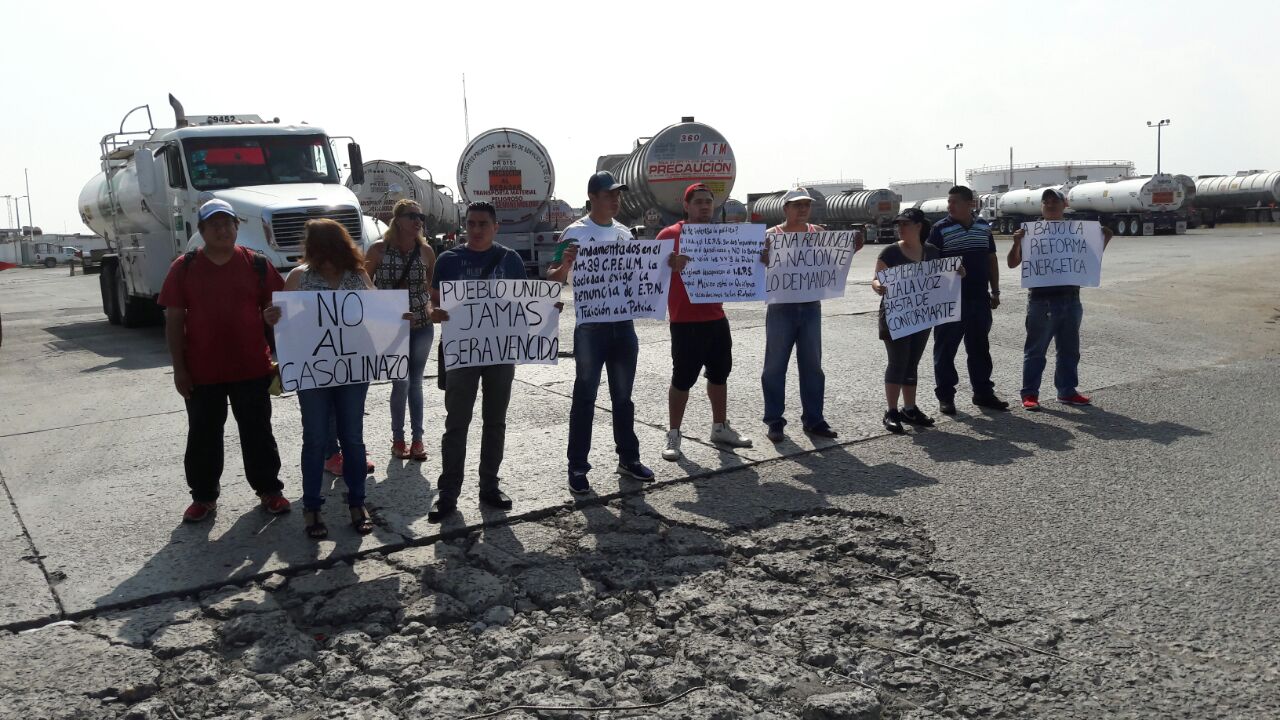 Bloquean entrada principal al complejo gasolinero conocido como «El Sardinero»