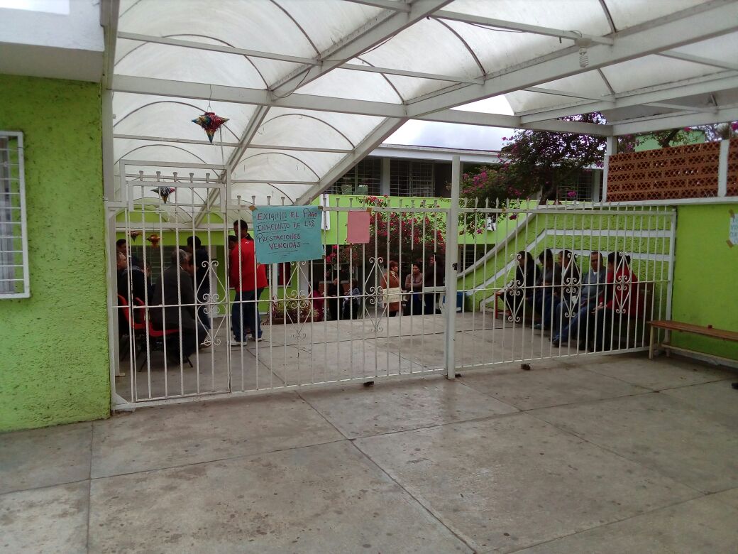 Maestros del Cobaev 35 realizan paro de brazos caídos