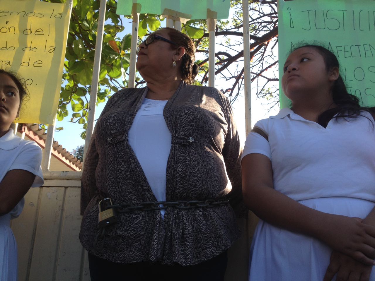 Se encadena maestra en Coatzacoalcos