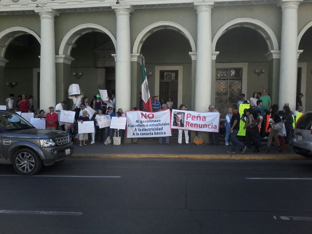 Ciudadanos se manifiestan contra gasolinazo en Xalapa