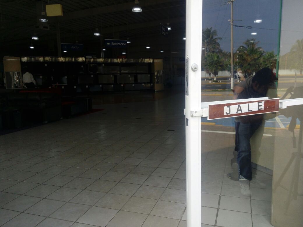 Con horas de retraso abren tiendas comerciales en Coatzacoalcos