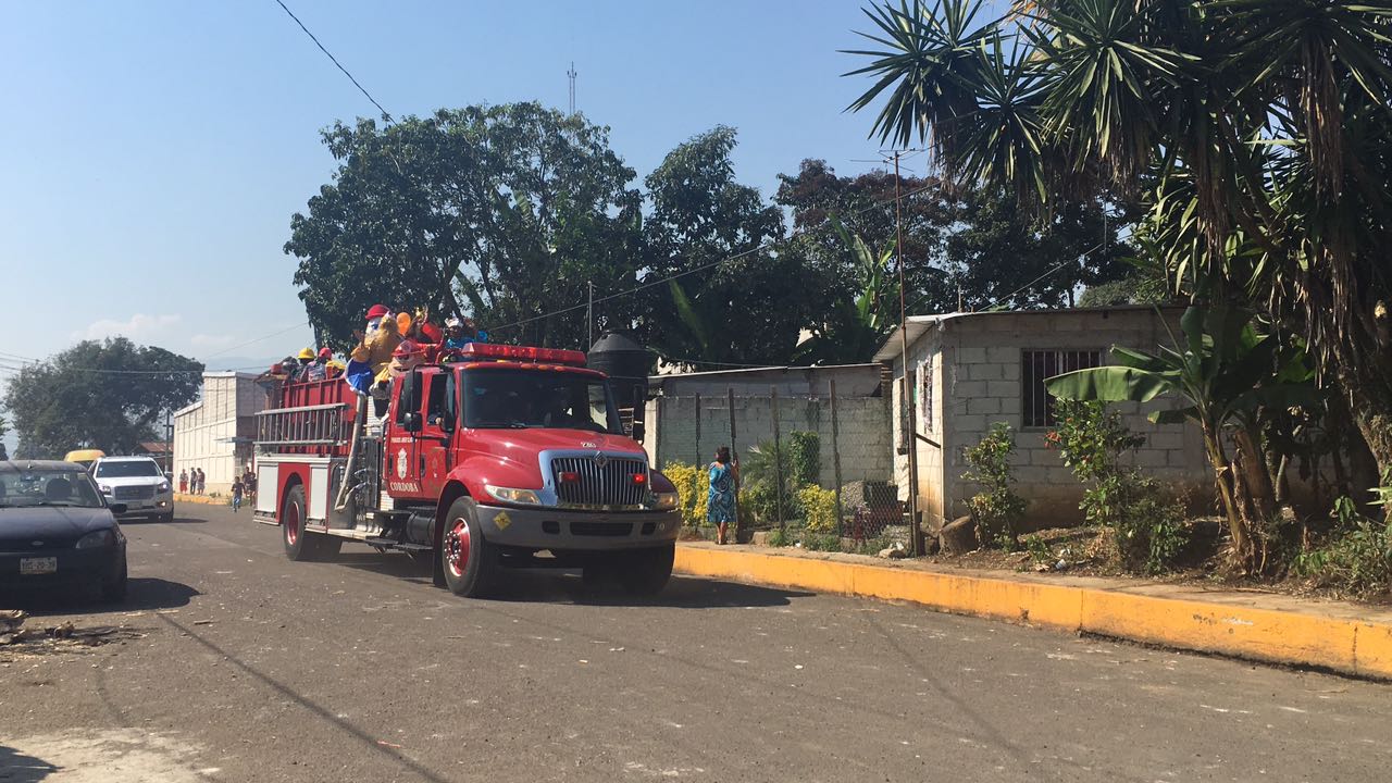 Los Reyes Magos llegaron en un camión de bomberos a repartir juguetes