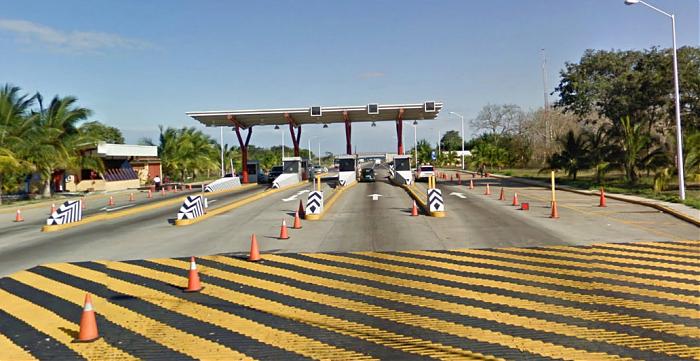 Toman caseta de cobro de Plan del Río