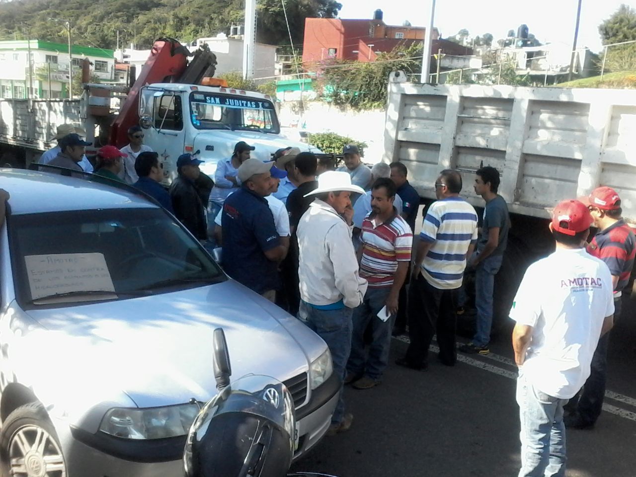 Manifestación de AMOTAC por aumento de gasolina frente a instalaciones de Pemex