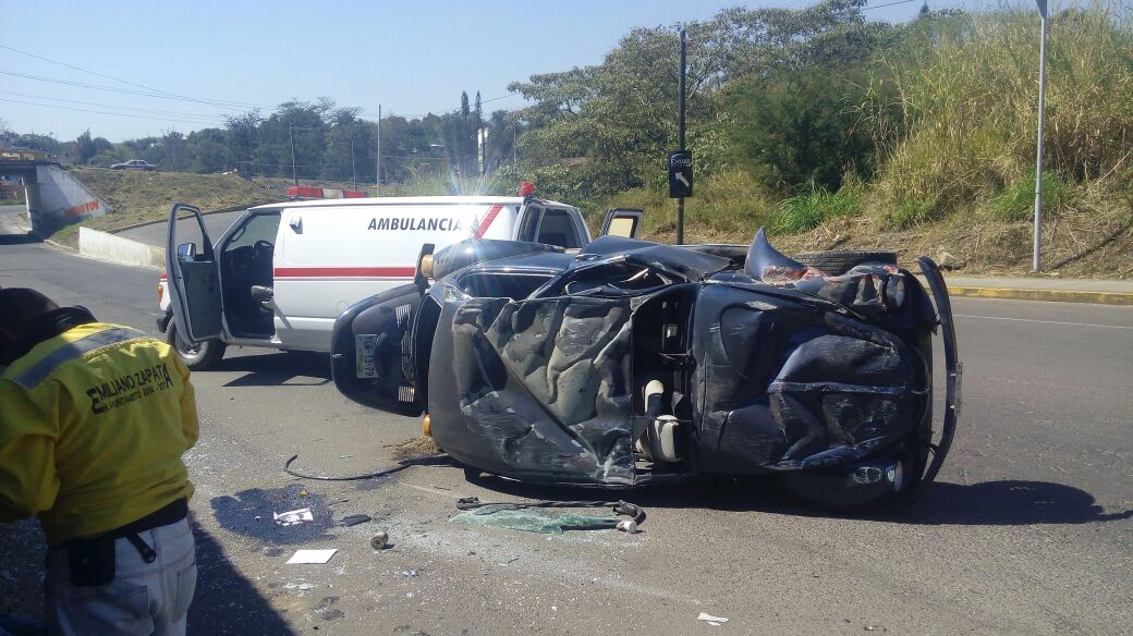 Cae automóvil del puente en desnivel Bugambilia en Xalapa