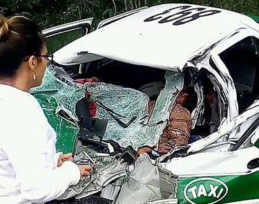 3 muertos en choque entre tráiler y taxi, en carretera Coatepec – Xico