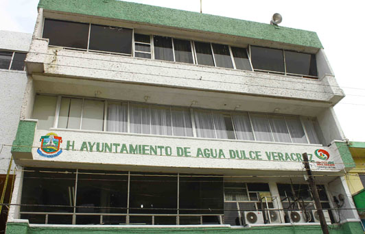 Desalojan Palacio Municipal de Agua Dulce tras amenaza de ser incendiado