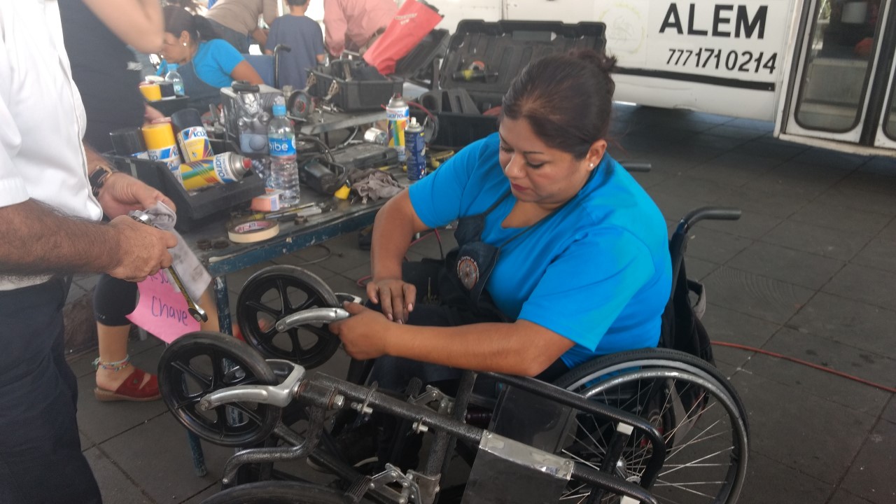 Reparan más de 100 sillas de ruedas en Xalapa durante la campaña «Enchúlame la silla»