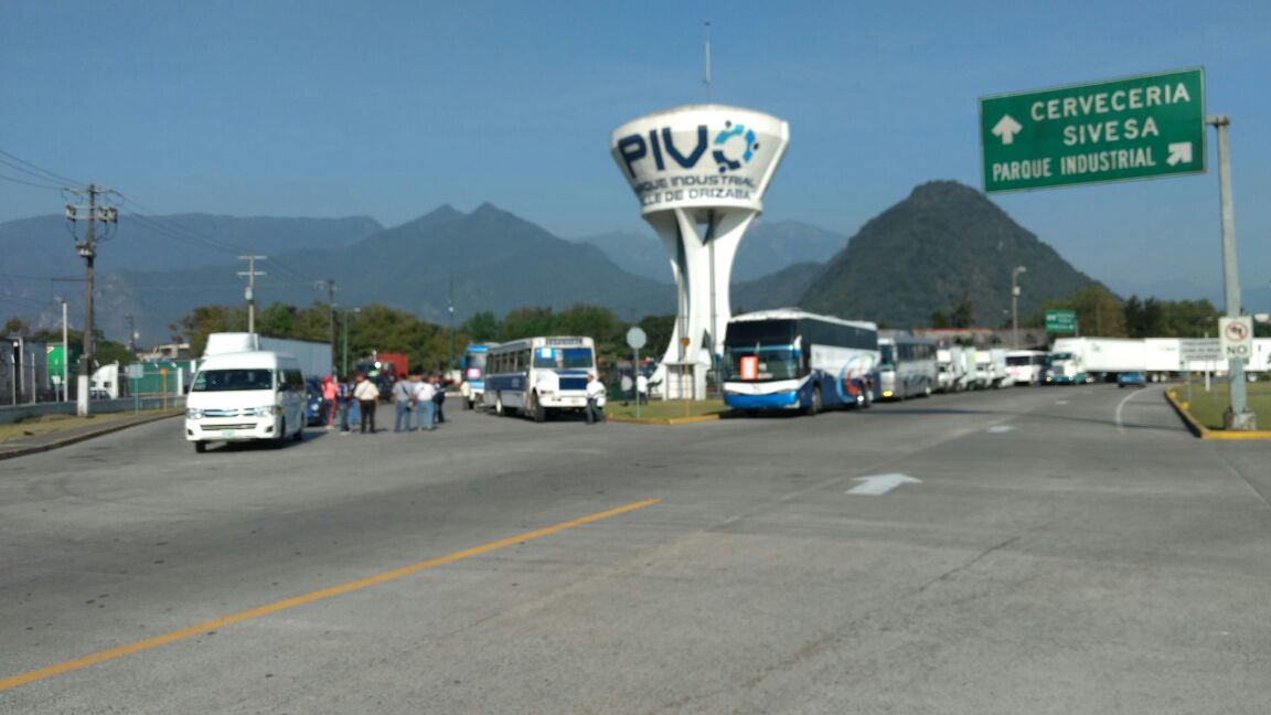 Bloquean autopista Veracruz-México, por aumento a combustibles