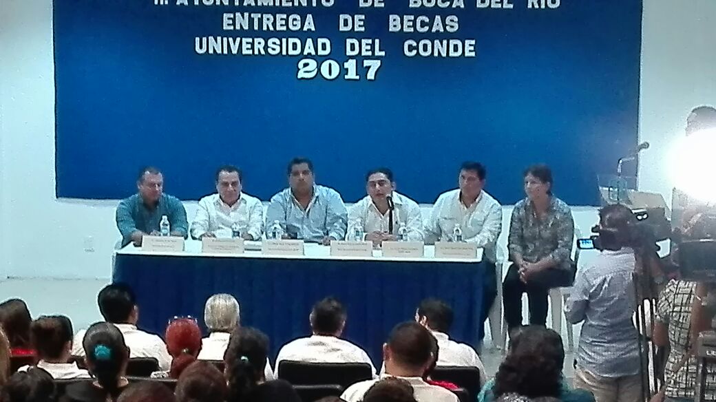Entregan becas a jóvenes de bajo nivel económico en Boca del Río