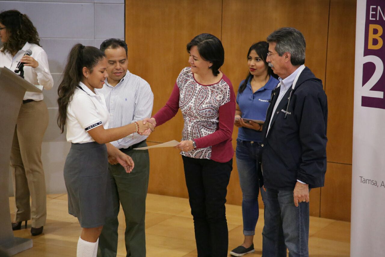 Entrega Centro Industrial Tenaris Tamsa becas a hijos de trabajadores