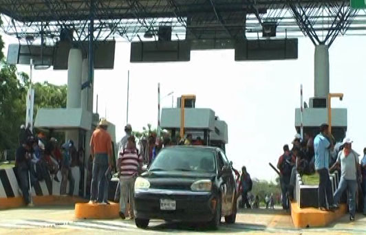 Extrabajadores de Pemex piden que los dejen ‘botear’ en casetas del Sur