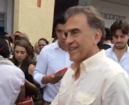 Cumple el gobernador; entregó vales a personas que aceptaron no saquear