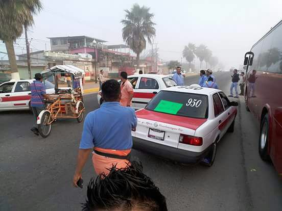 Toman la carretera Transístmica, en Cosoleacaque