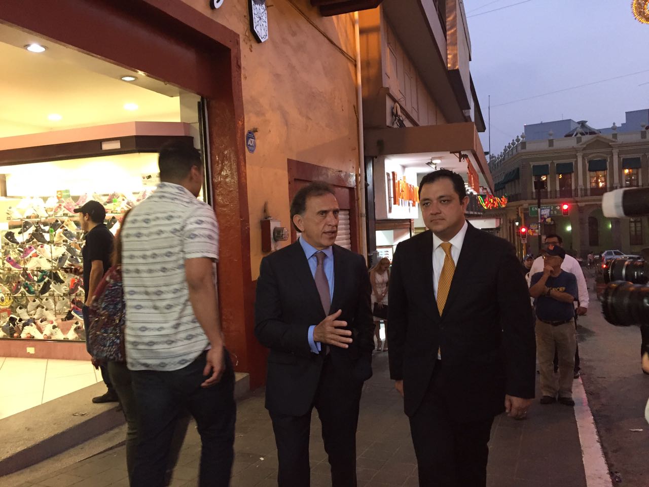 Recorren el gobernador Yunes y alcalde de Xalapa centro de la ciudad por rumores de saqueos