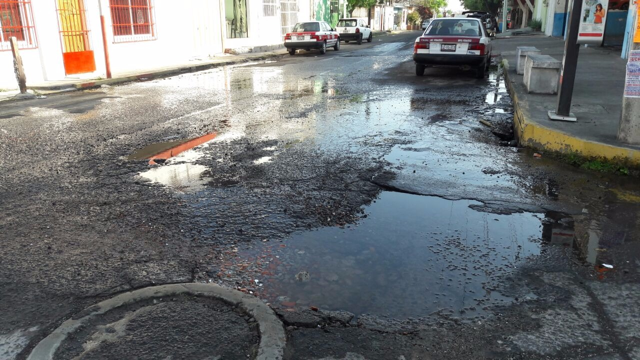 Vecinos de la colonia 21 de Abril piden a Grupo MAS que repare fuga