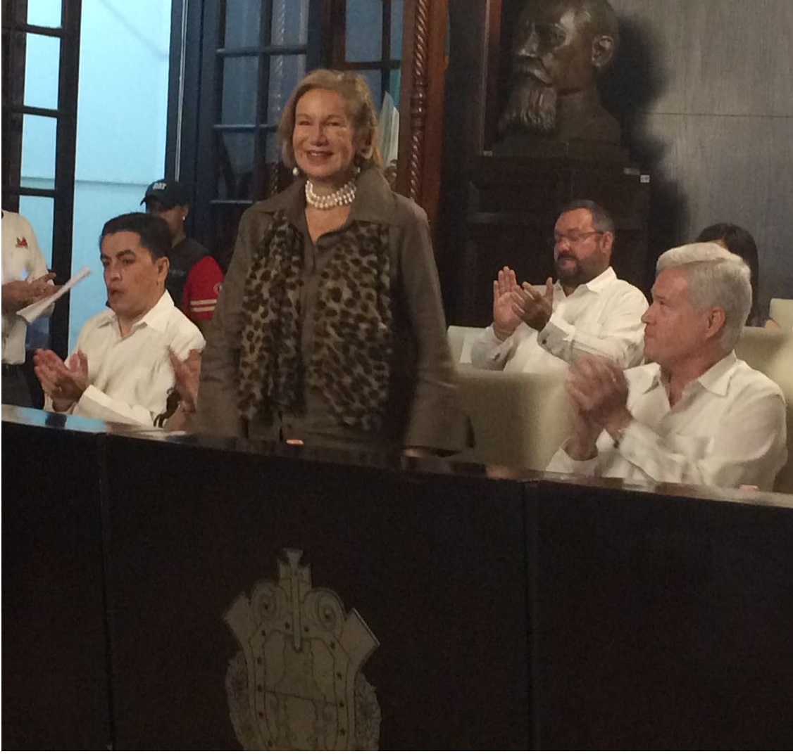 Los mexicanos deben estar más unidos, ser más creativos y estar informados: Guadalupe Loaeza