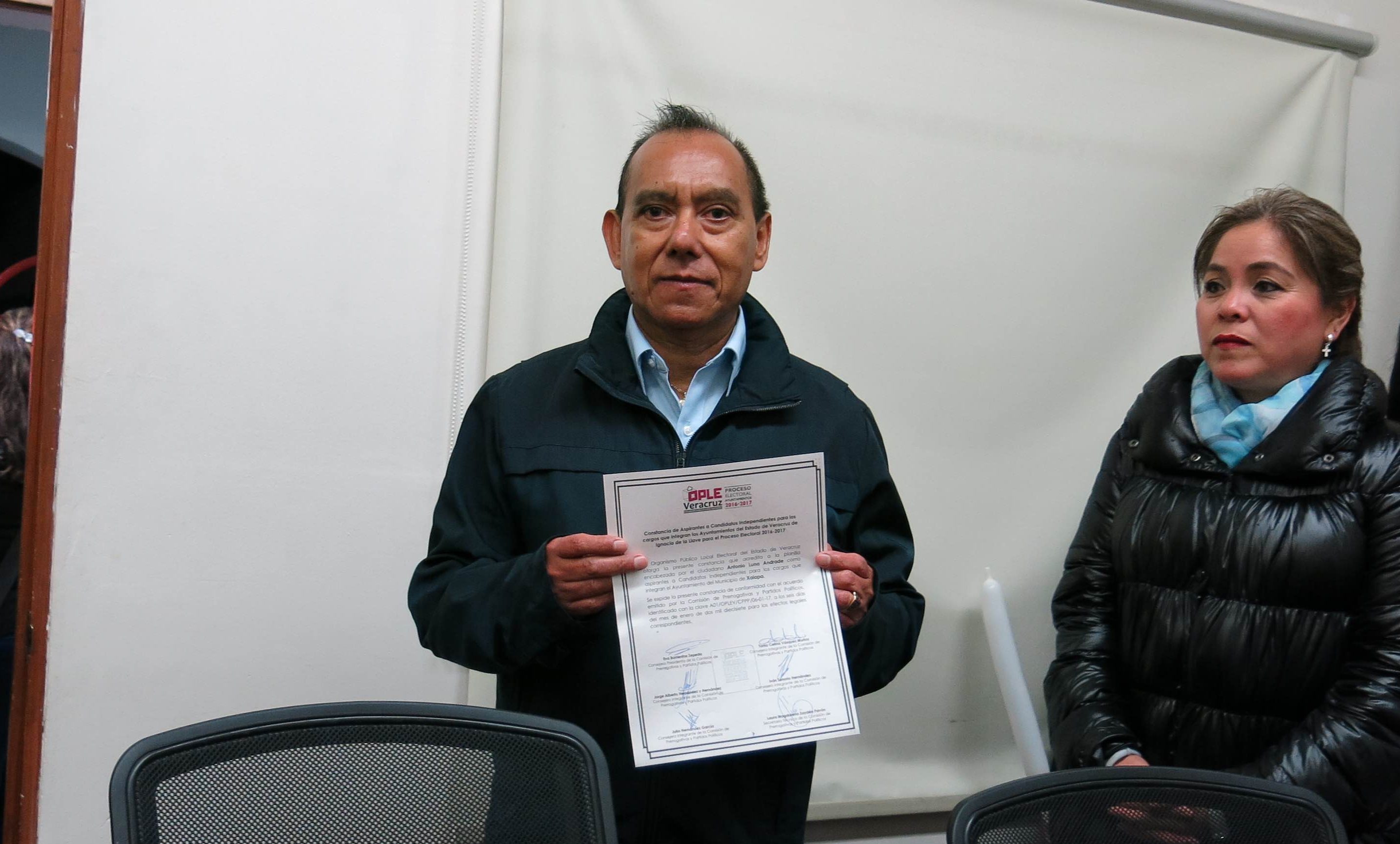 Recibe Antonio Luna constancia como aspirante a candidato independiente