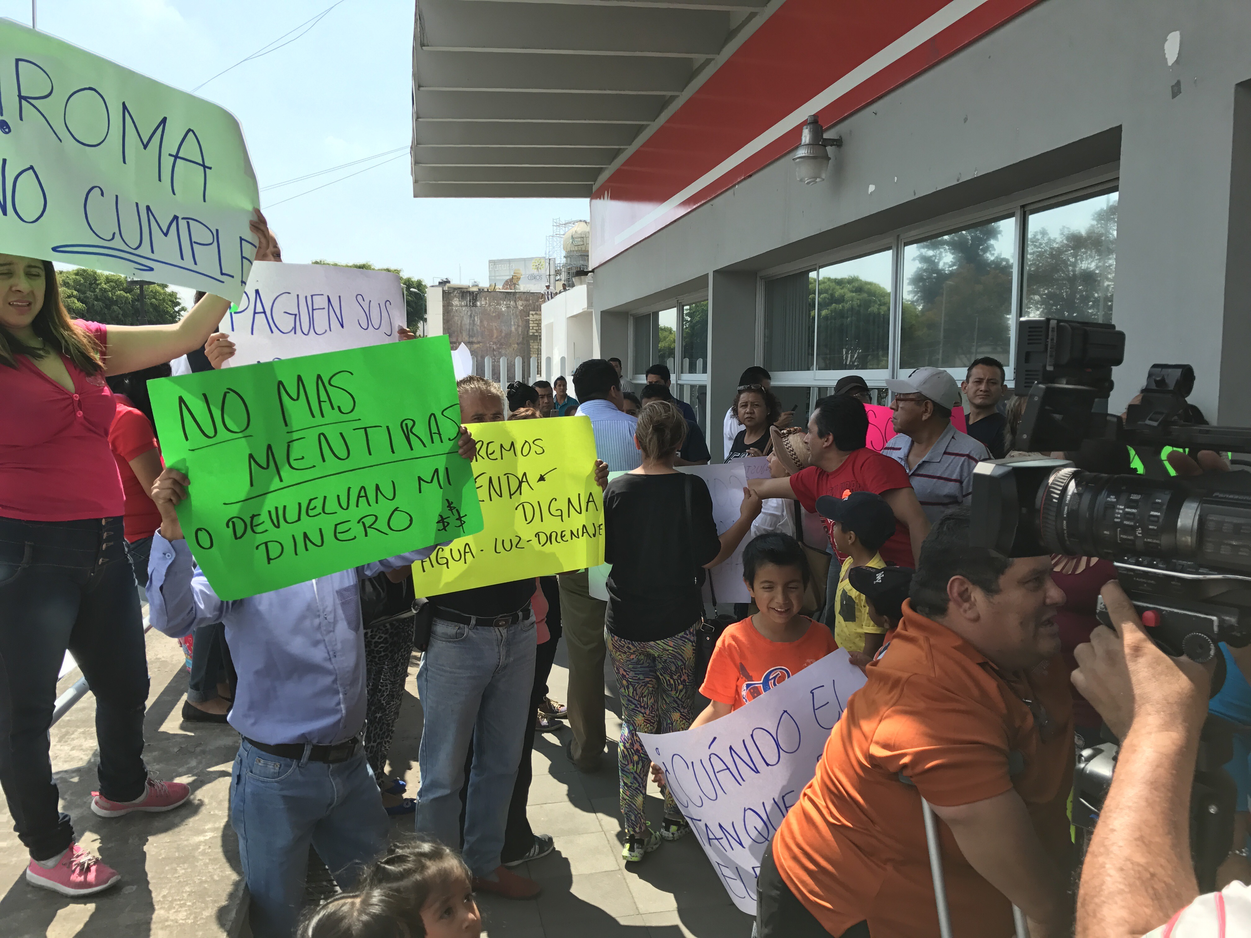 Ciudadanos se manifiestan en Infonavit