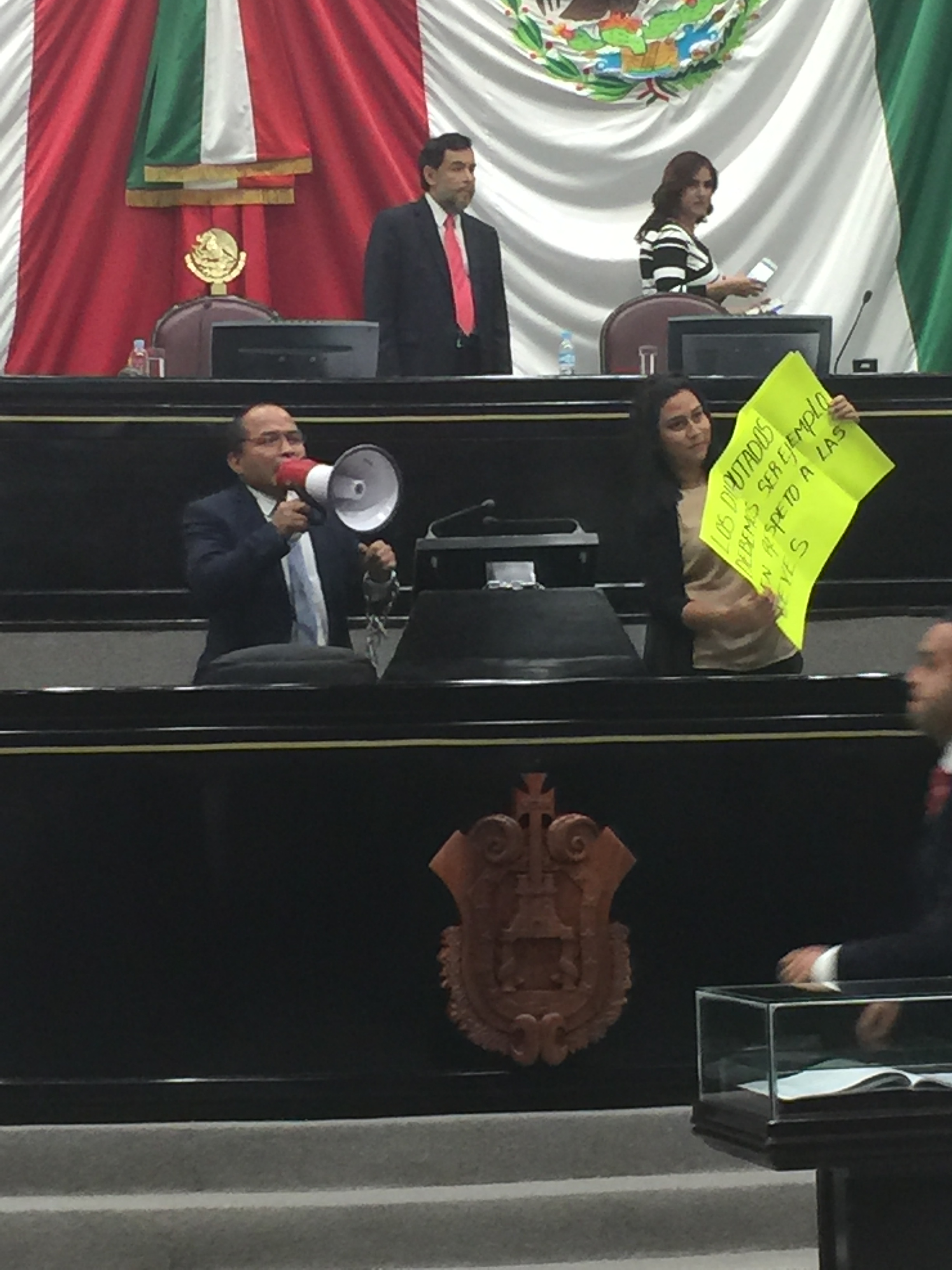 Se encadena diputado para exigir eliminación de regidurías