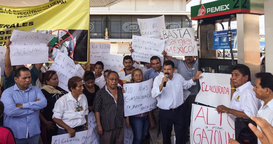 De nuevo marchan y protestan en gasolineras de Veracruz, por aumento a combustibles