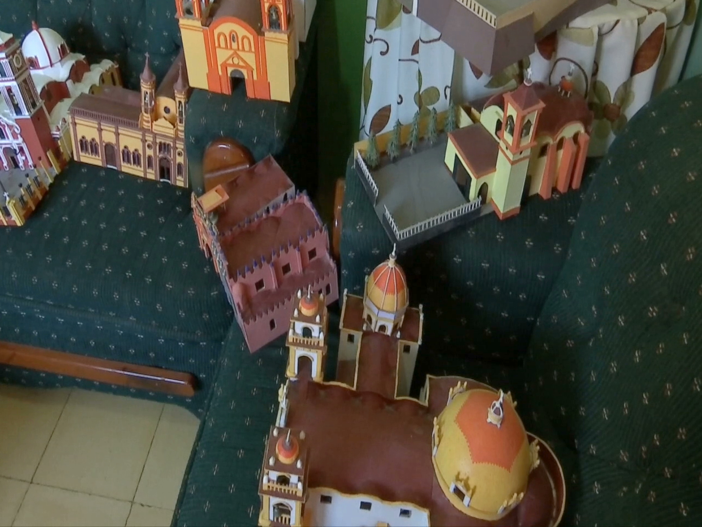 Estudiante pide espacios en Xalapa para exponer sus maquetas de iglesias