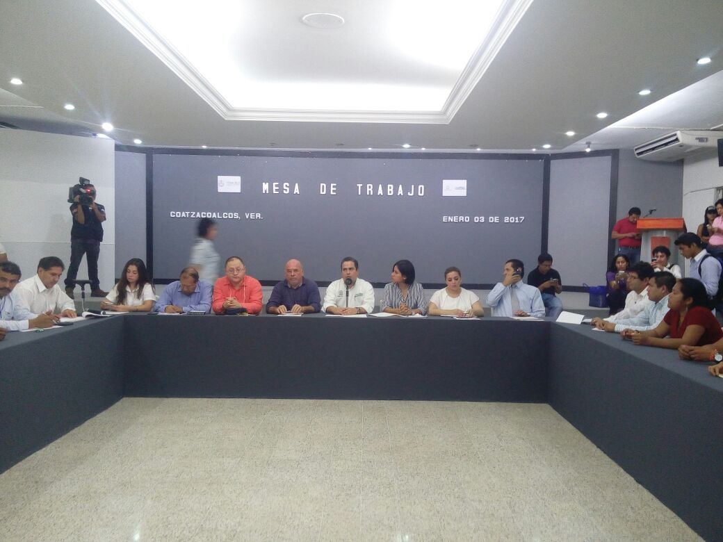 Dialoga gobierno estatal con ex trabajadores de Pemex para ayudarlos