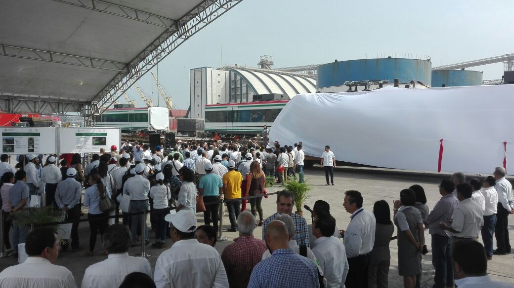 Presentan en el puerto de Veracruz el primer tren interurbano