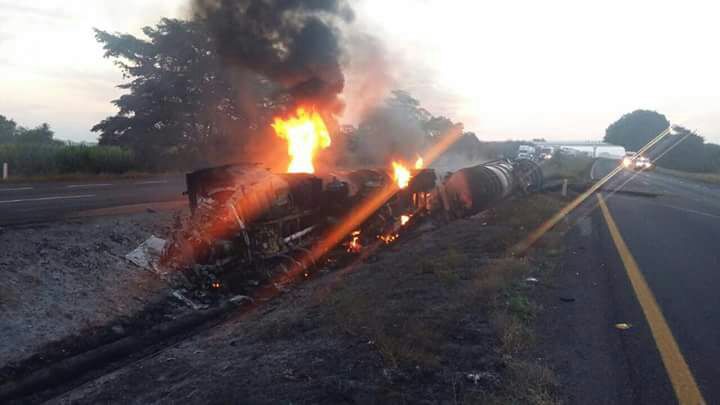 Vuelca pipa que transportaba químicos en Tierra Blanca