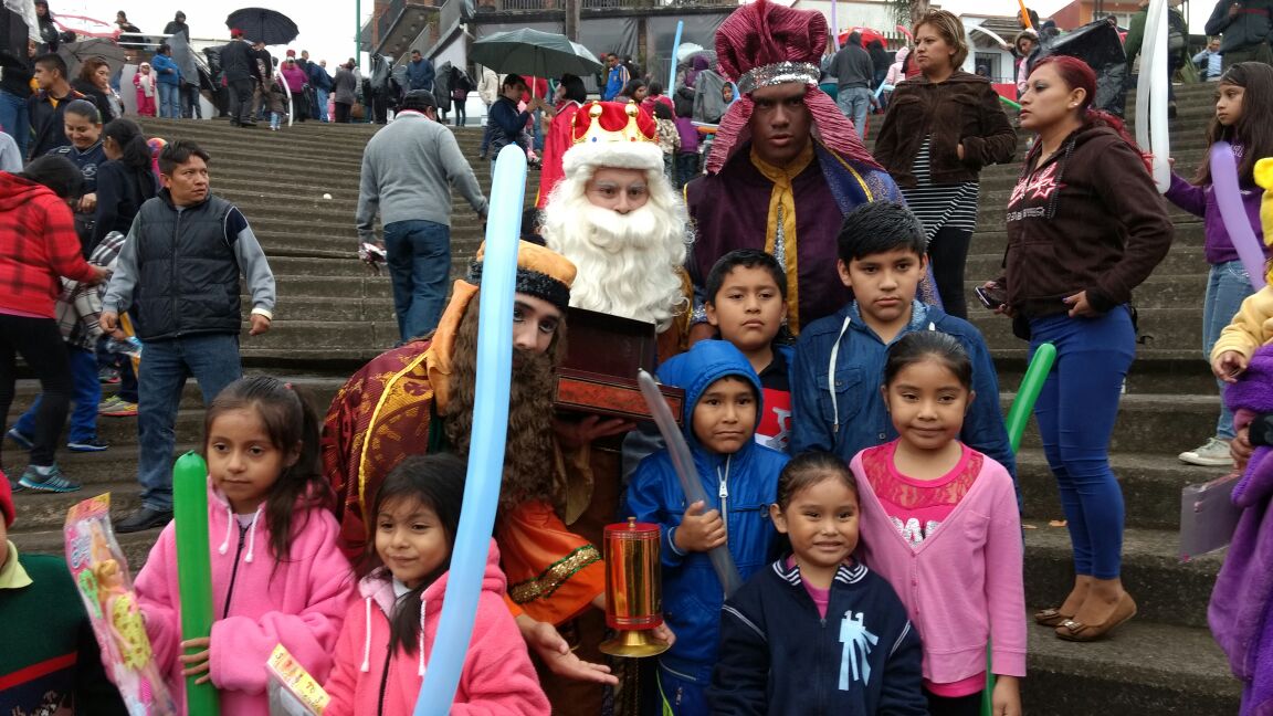 Reyes Magos convivieron con niños xalapeños, a pesar de la lluvia y el frío