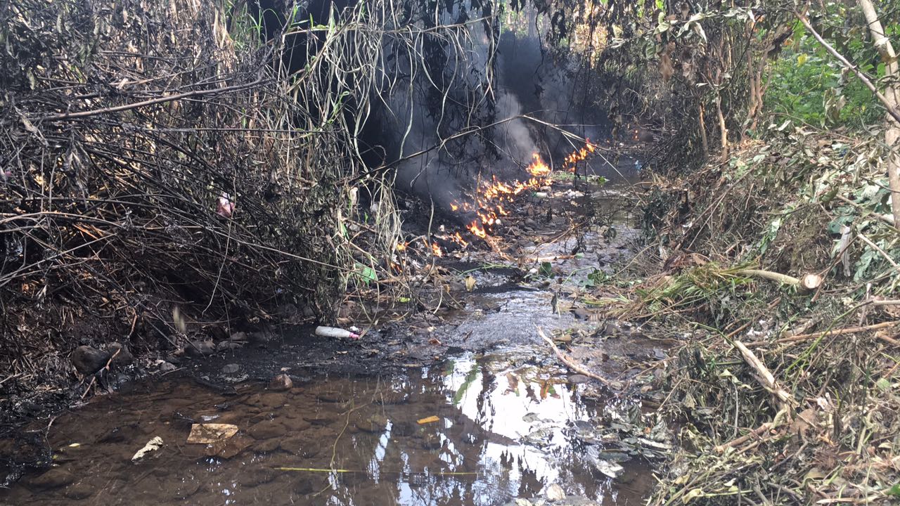 Derrame de petróleo provoca incendio en el río Hondo