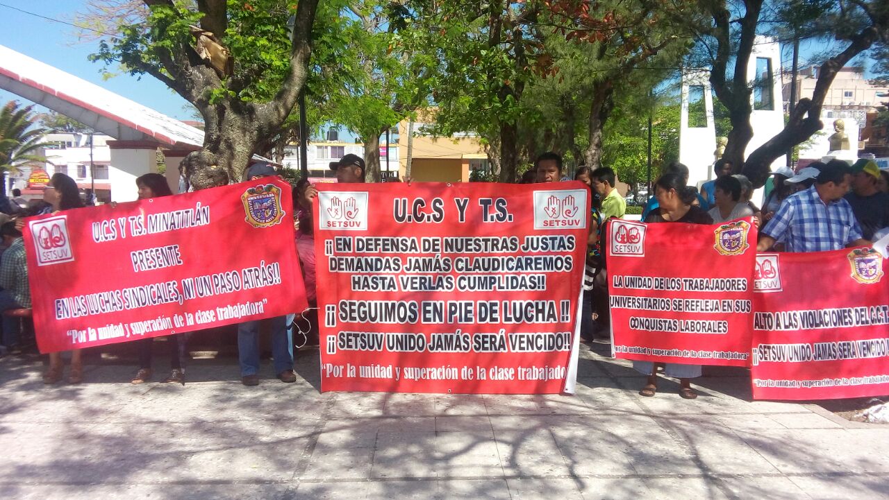 Marchan integrantes del Setsuv en Coatzacoalcos