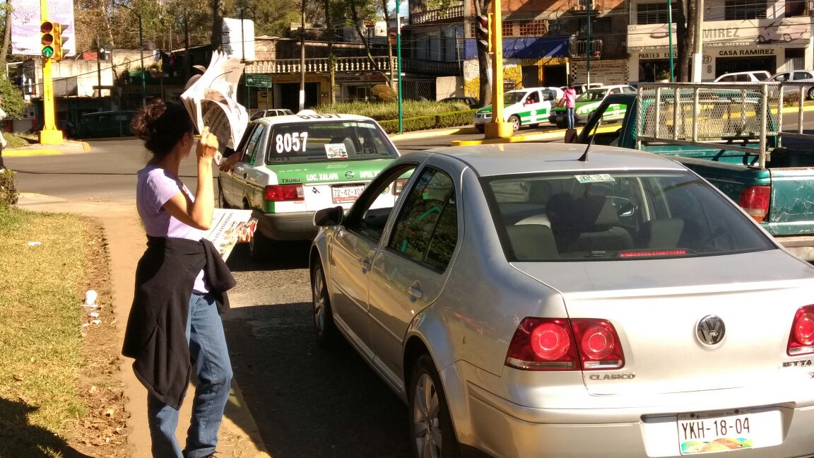 Venden periódicos en familia y enseñan valores