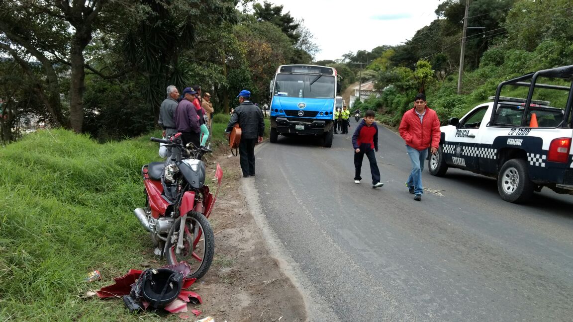 Choca moto contra autobús, en la carretera a El Castillo