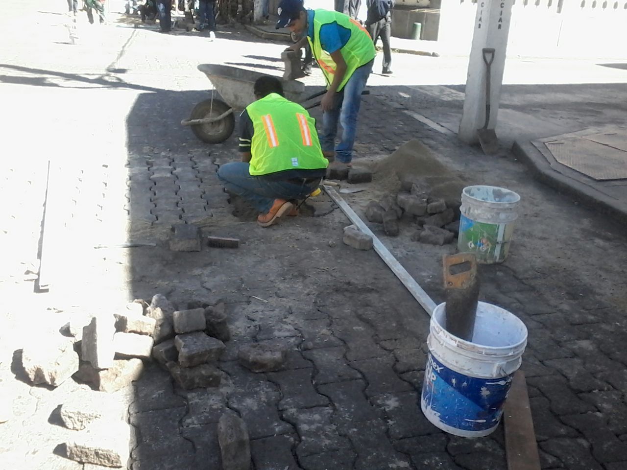 Ante desinterés del alcalde, vecinos reparan baches con sus recursos