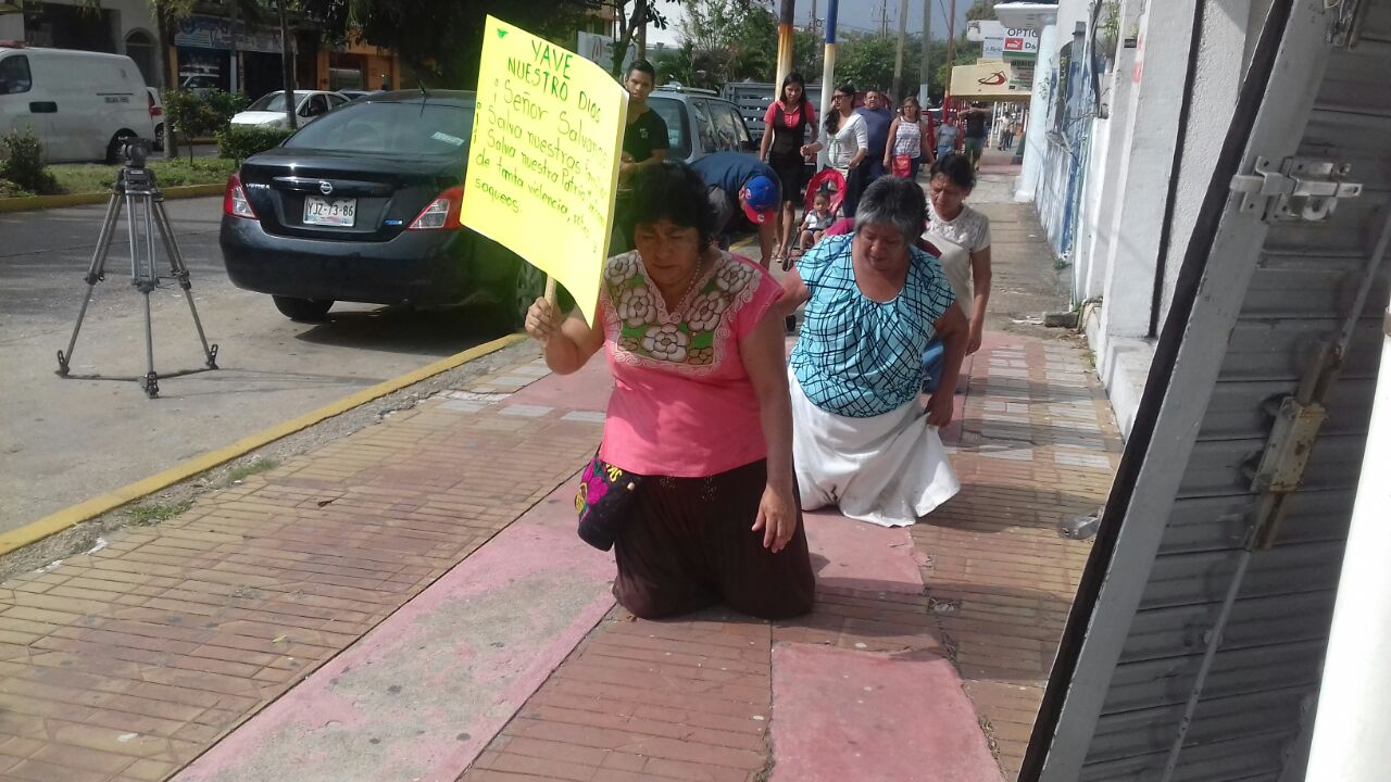 De rodillas, mujeres piden alto a la violencia y robos en Coatzacoalcos