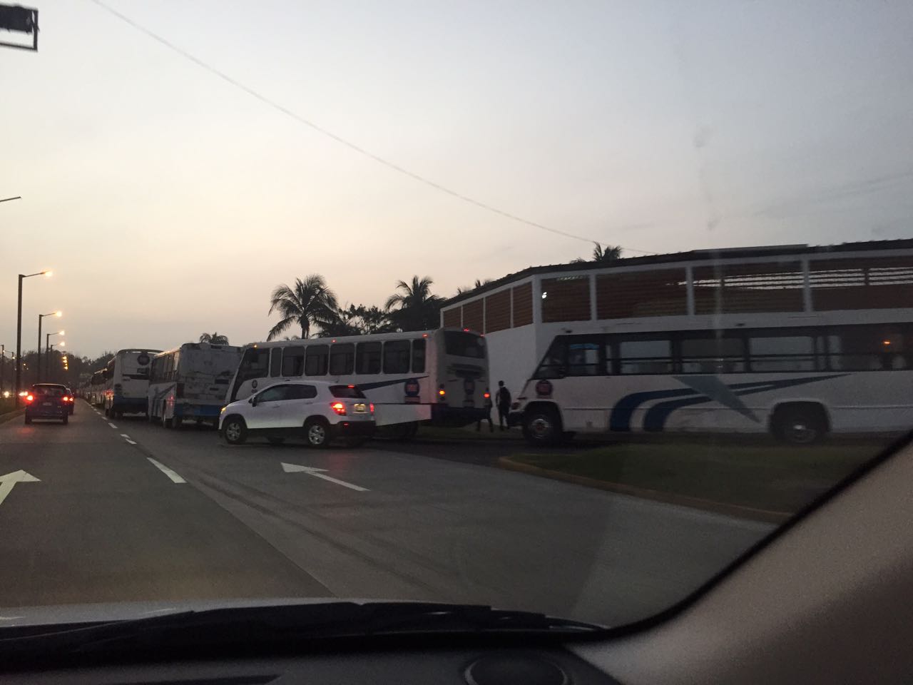 Bloquean ambos accesos del puente Cuauhtémoc del puerto de Veracruz