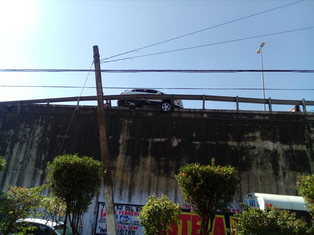 Camioneta a punto de caer en puente del bulevar Xalapa-Banderilla