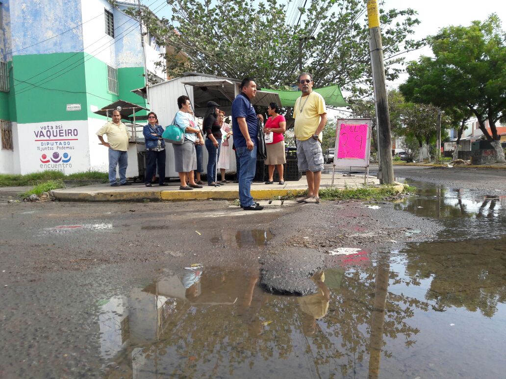 Vecinos de infonavit Chiveria en Veracruz piden reparen fugas de agua potable