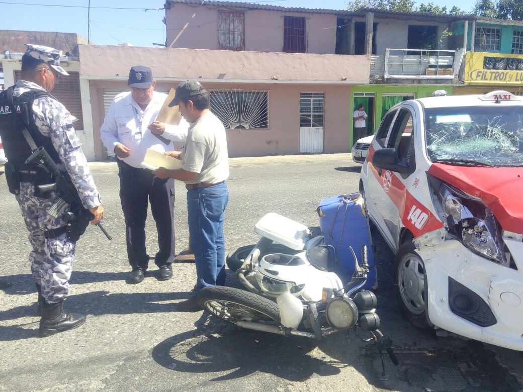 Se registra accidente entre taxi y motocicleta en Coatzacoalcos
