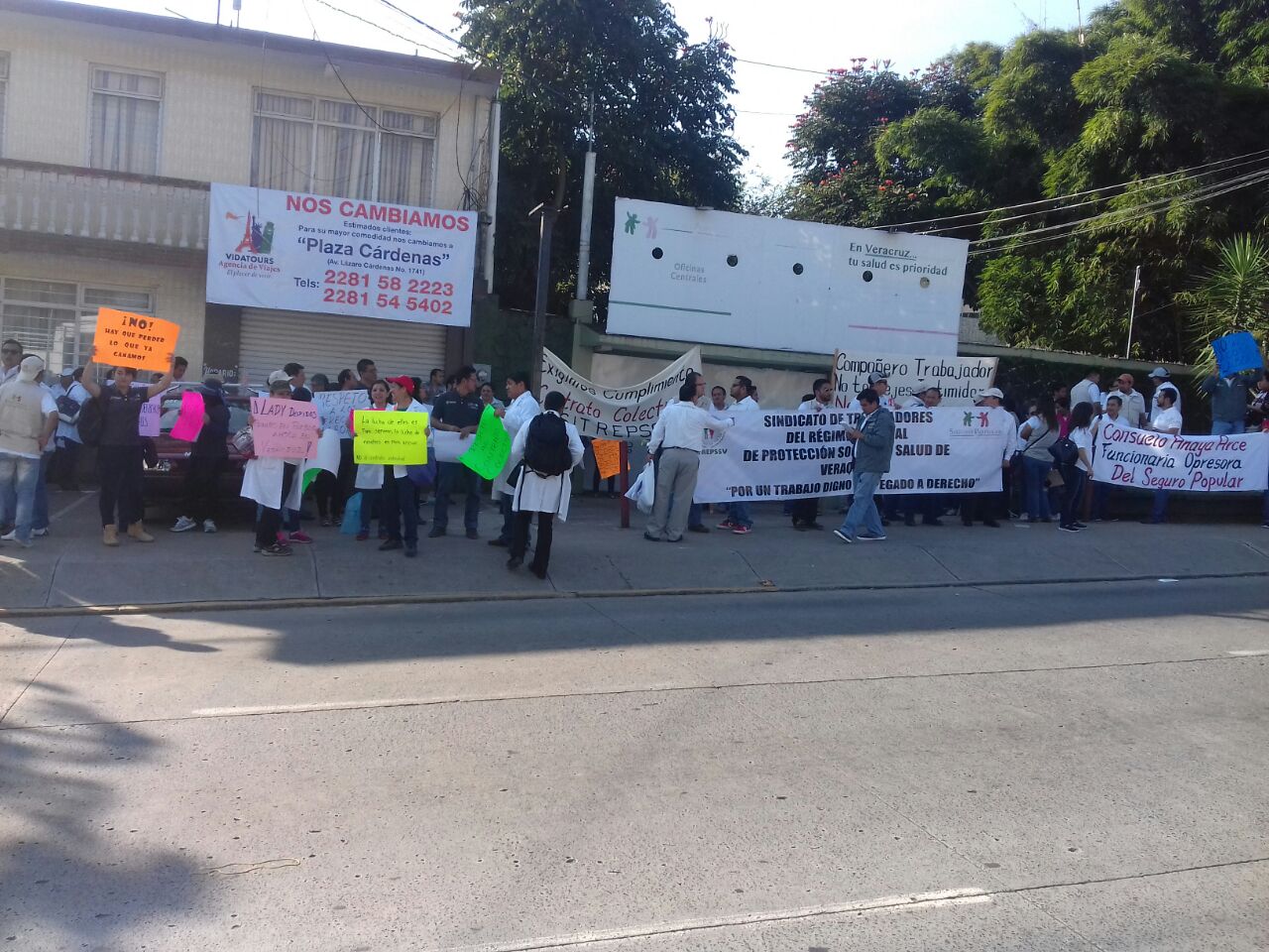 Toman las calles de Xalapa extrabajadores del Seguro Popular