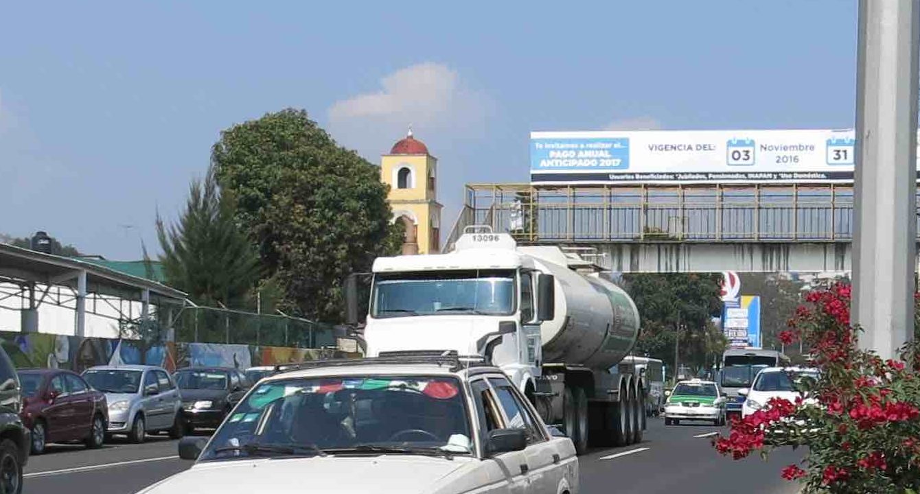 Ya no quieren tráileres circulando de día en Xalapa; causan muchos accidentes: Regidor
