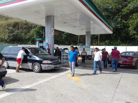 Habitantes de Cuichapa toman Gasolinera y bloquean el acceso a ese municipio