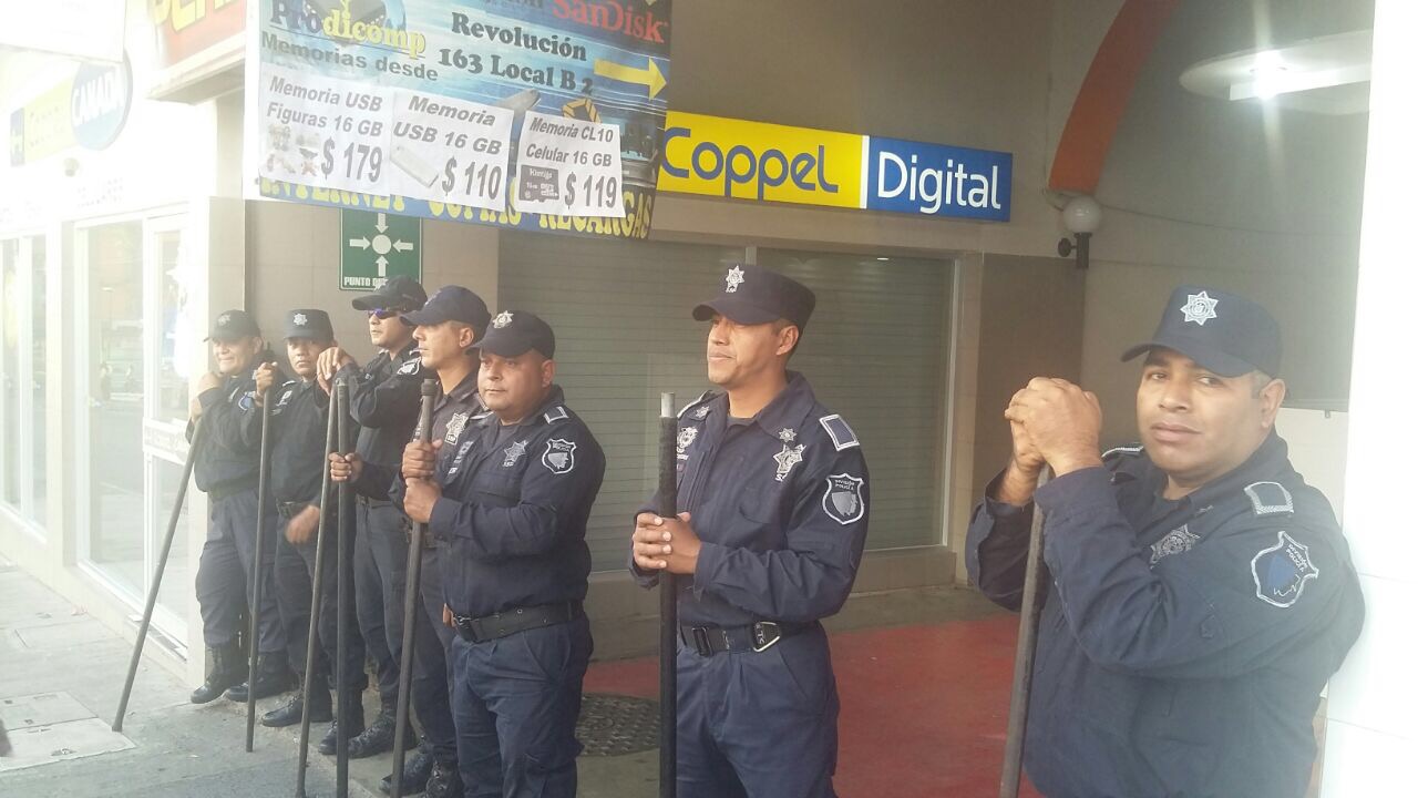 Comercios del centro de Xalapa, permanecen cerrados